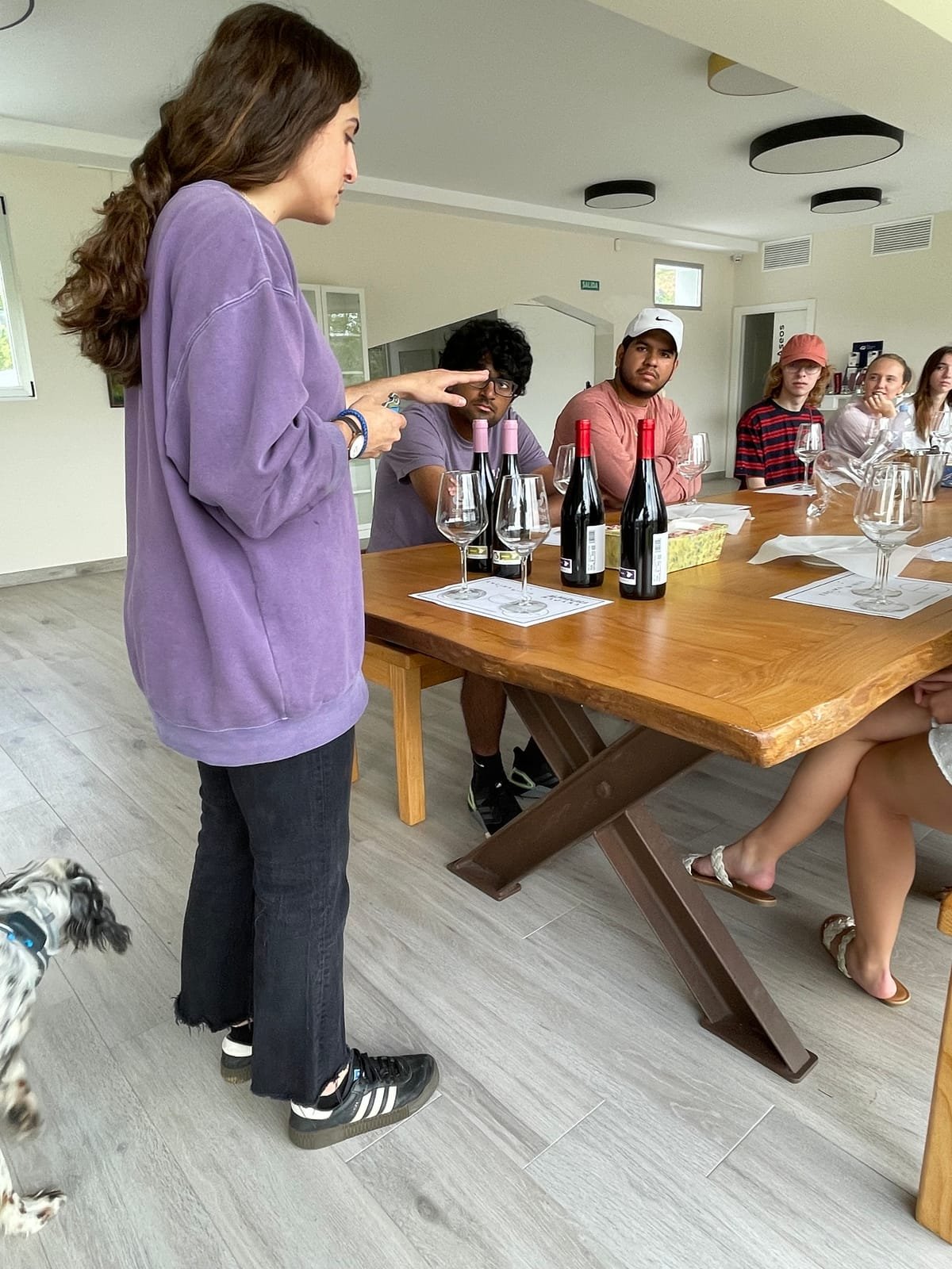 Alumnado internacional en una cata de vinos del programa Cocina y Conversación