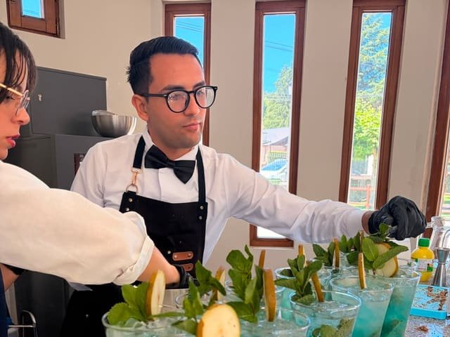 Preparación de una tanda de mojitos en el taller de coctelería