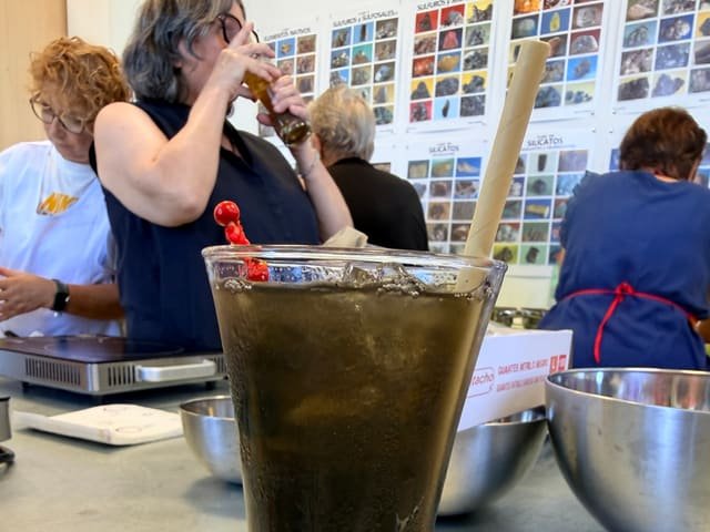Bebida herbal servida en vaso alto durante el taller de coctelería