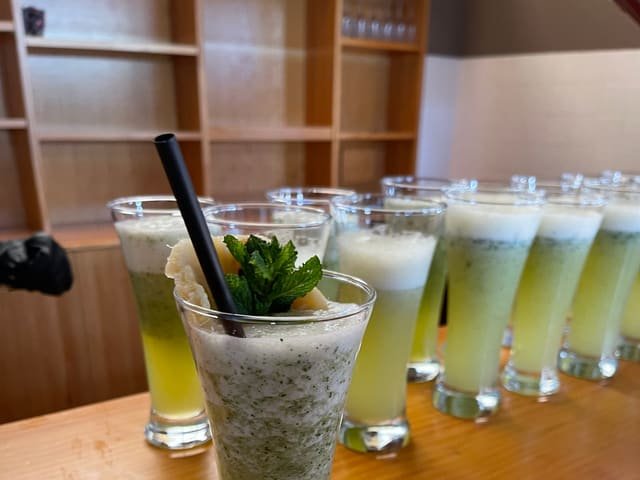 Bebidas herbales sin alcohol preparadas en clase