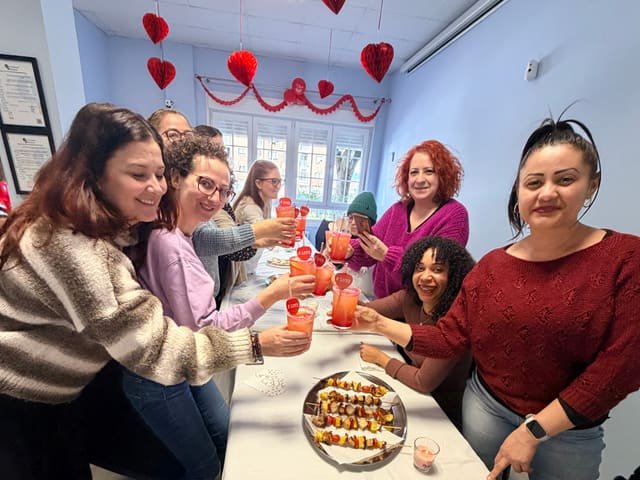 Brindis final de un taller para mujeres