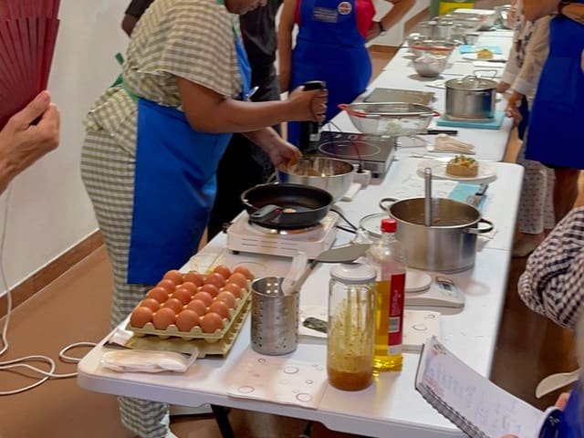 El chef repasando los ingredientes con el grupo
