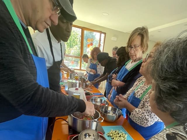 Cocinando en equipo alrededor de la mesa