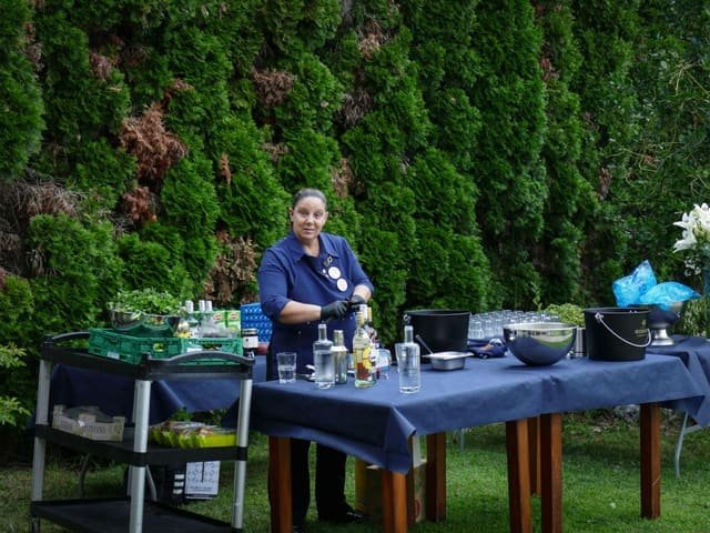 Barra de coctelería montada en el jardín