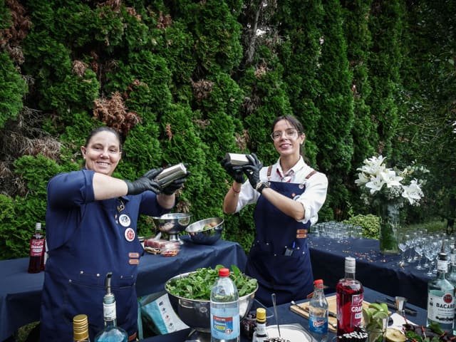 Nuestro equipo de coctelería en plena faena
