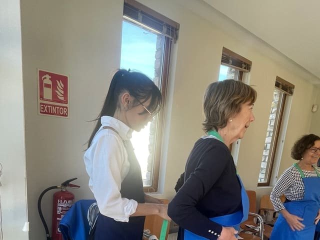 Ayudando a colocar el delantal antes de empezar