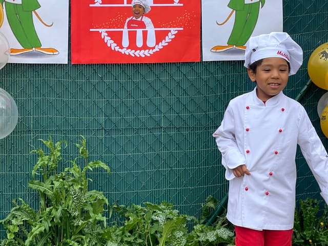 Cumpleaños experiencial: el protagonista con su chaquetilla de chef