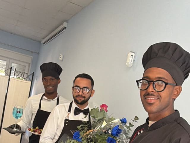 Equipo de cocina y sala en un evento