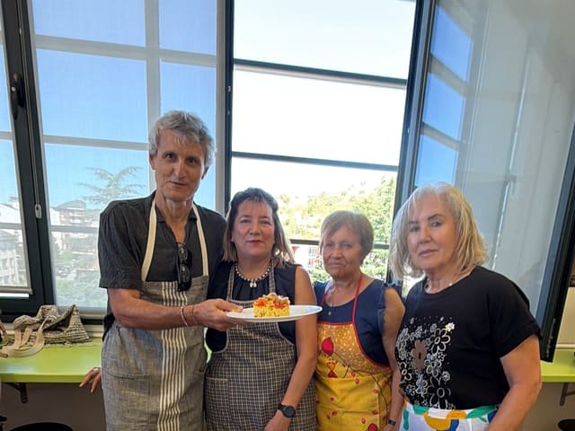 Participantes posando con el plato final del taller