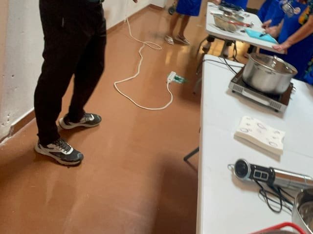 Explicando la receta antes de ponerse manos a la obra
