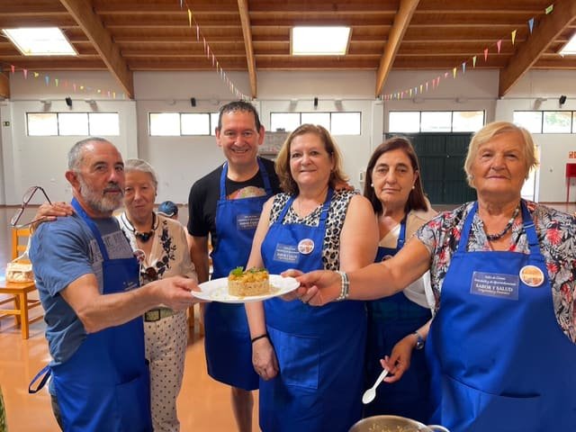 Grupo mixto del taller con su elaboración