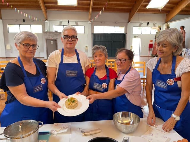 Participantes del taller presentando su plato de avena y manzana