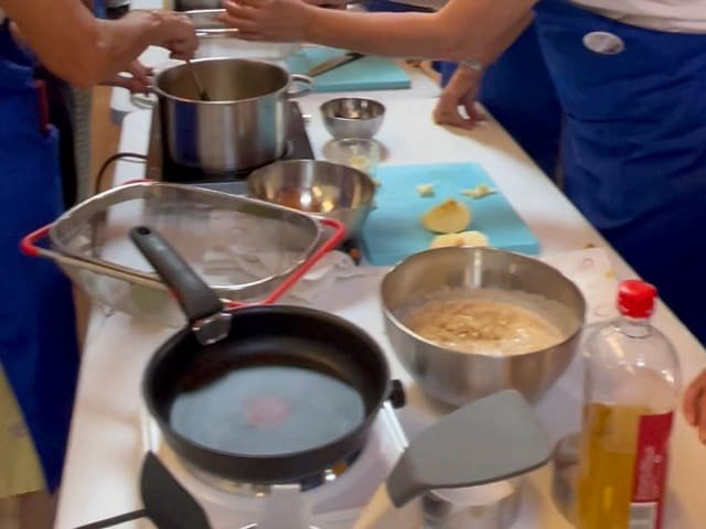 Todo el grupo cocinando a la vez en la mesa larga