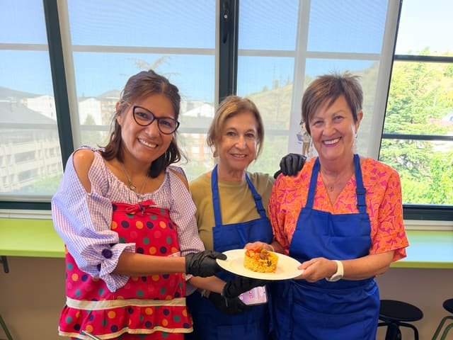 Tres participantes mostrando el plato terminado en el taller