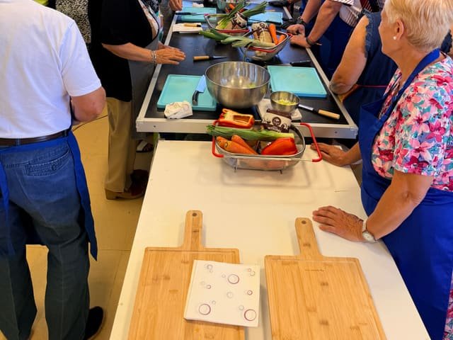 Participantes reunidos alrededor de la mesa de trabajo al comienzo del taller