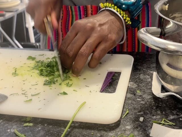 Picando hierbas frescas para la receta