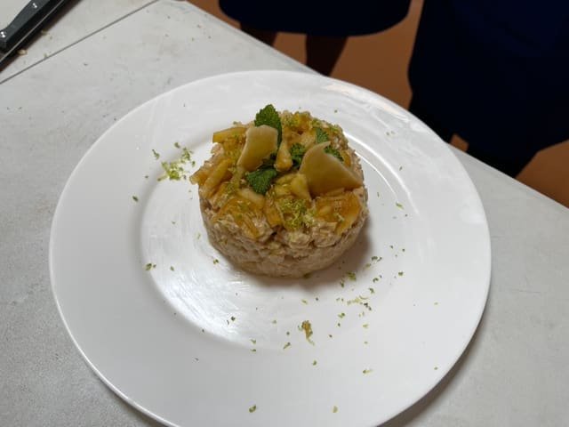 Emplatado del postre de avena y manzana