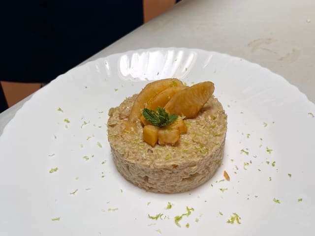 Postre de avena con manzana caramelizada, ralladura de lima y menta
