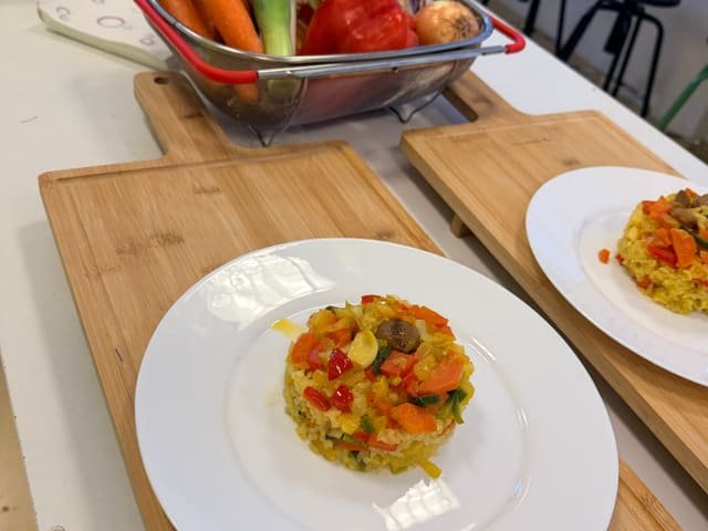 Ración de arroz con verduras de temporada, emplatada y lista para degustar