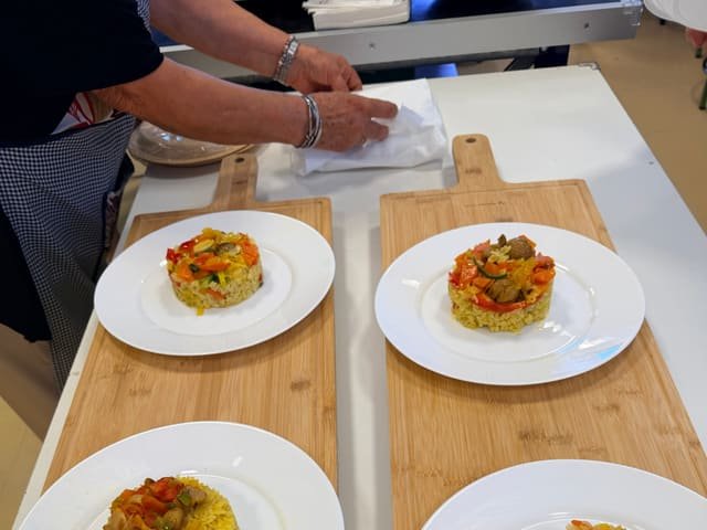 Raciones de arroz con verduras emplatadas sobre tablas de madera