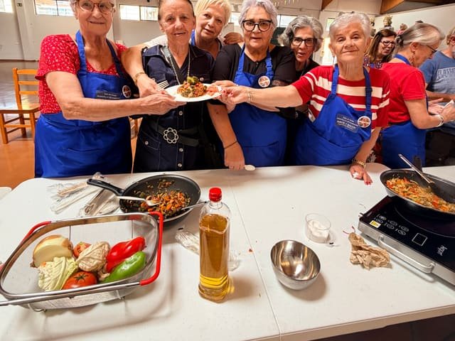 Grupo del taller de cocina saludable y de aprovechamiento presentando su plato