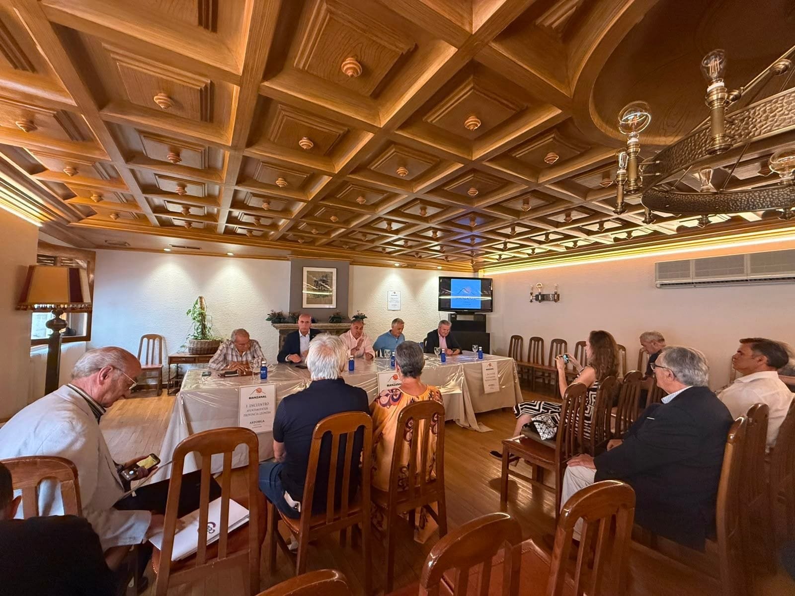 Encuentro con representantes de ayuntamientos de la provincia de León, una de las instituciones con las que colabora Sabor y Salud