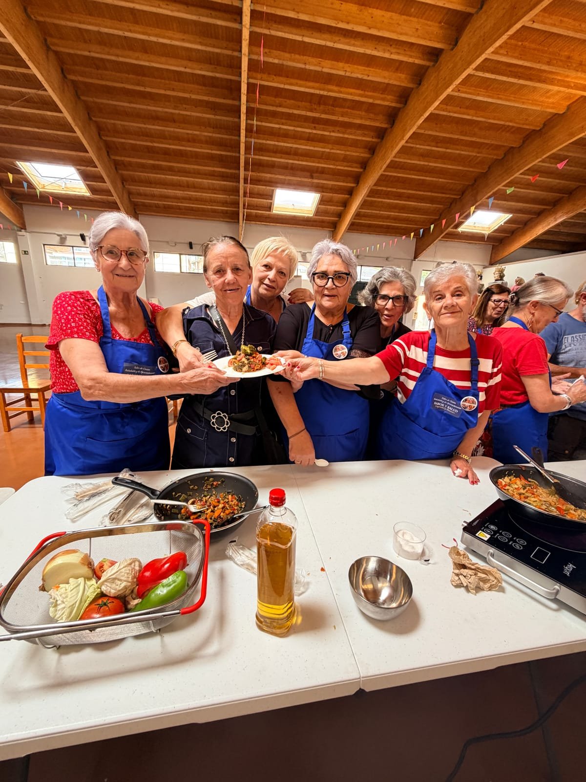 Grupo del taller de cocina saludable y de aprovechamiento presentando su plato