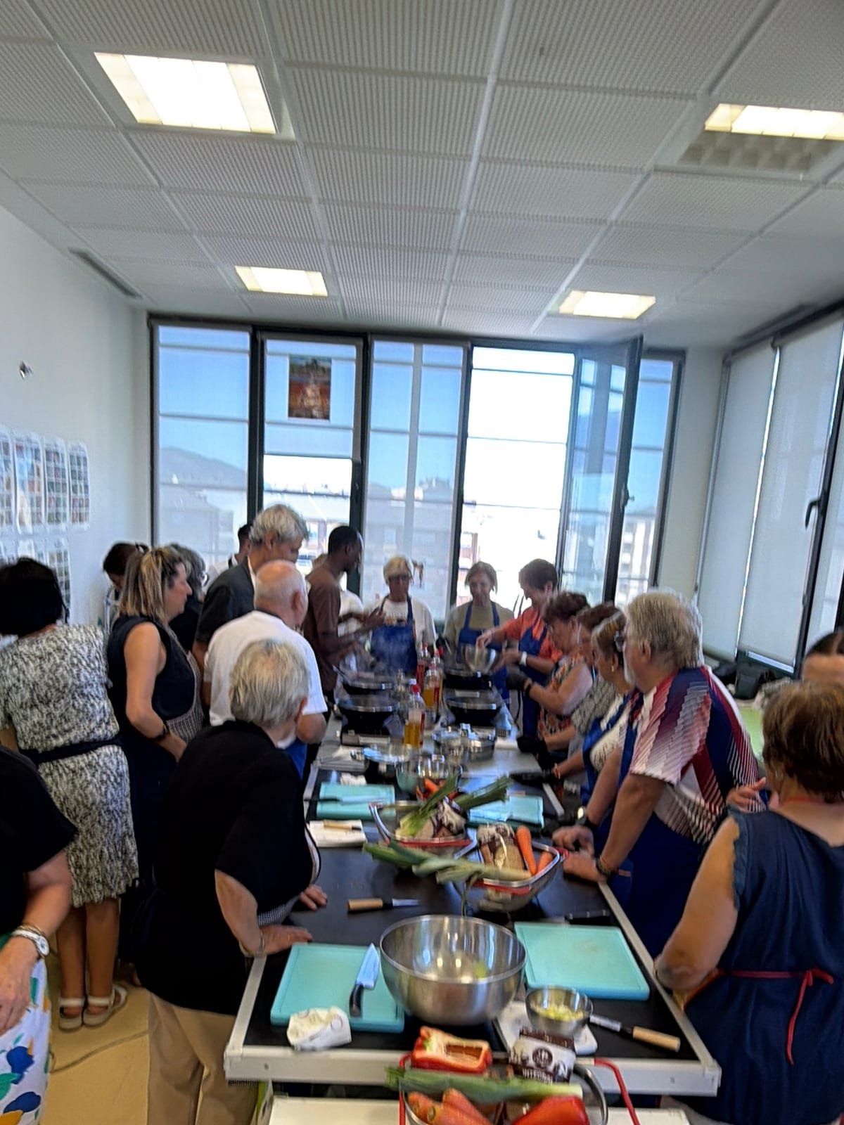 Grupo de participantes trabajando en un taller de cocina saludable de Sabor y Salud